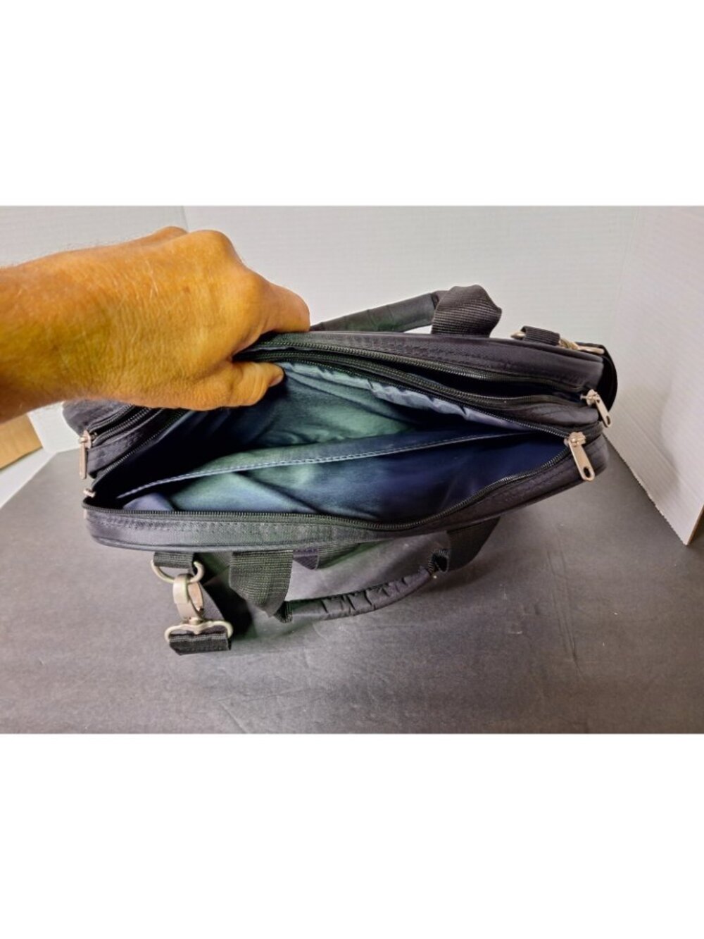 SIMPLY PORTABLE 40 CLASSIC LAPTOP CASE, 15-3/4 X 3-1/2 X 12-1/2, - Picture 3 of 9